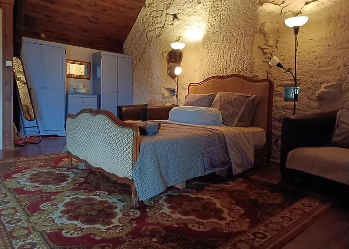 別荘 In Near Chateau Rocher